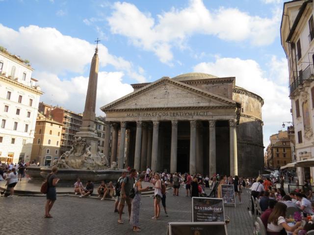 wir erreichen das Pantheon das auf dem Marsfeld erbaut wurde