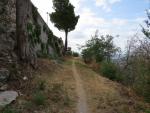 der Weg führt nun an der Stadtmauer entlang...