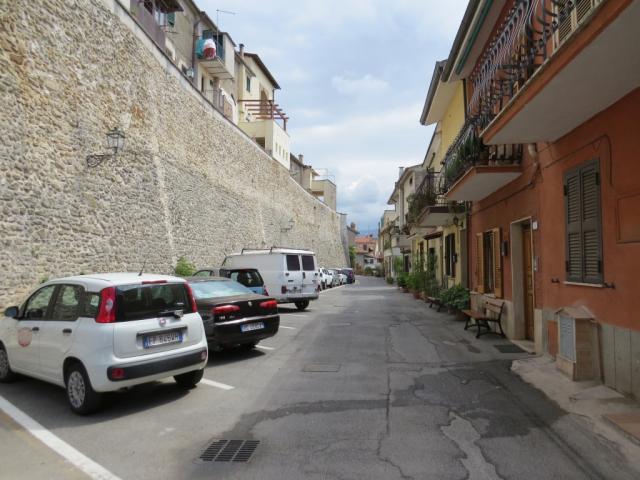 ...geht es steil hoch in den Ort der von einer Stadtmauer umgeben ist