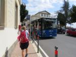 lange müssen wir nicht warten und schon erscheint der Bus der uns zum Bahnhof führt