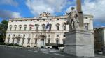 direkt danaben der Palazzo della Consulta der Sitz des Verfassungsgericht davor die Fontana dei Dioscuri