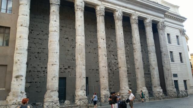 am Hadrian Tempel eingeweiht 145 n.Chr. vorbei...