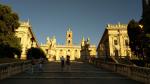 vorbei an Castor und Pollux, geht es über die Cordonata Treppe, hinauf zur Piazza del Campidoglio