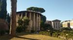 vorbei am runden Herkules Tempel am Forum Boarium...