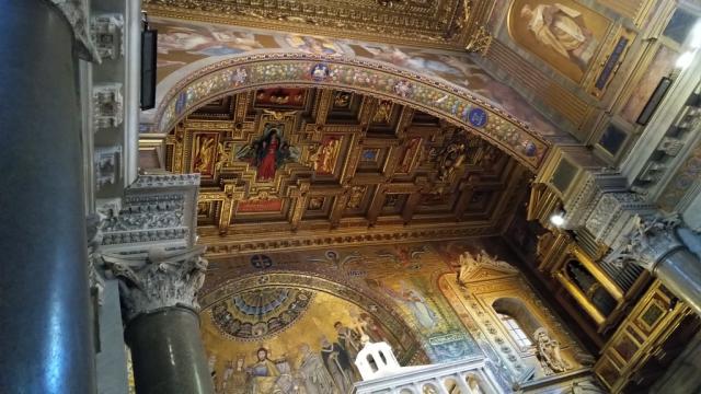 wir blicken zur Apsishalbkugel mit den Mosaiken aus dem 12.Jhr. sie zeigen die Krönung Marias