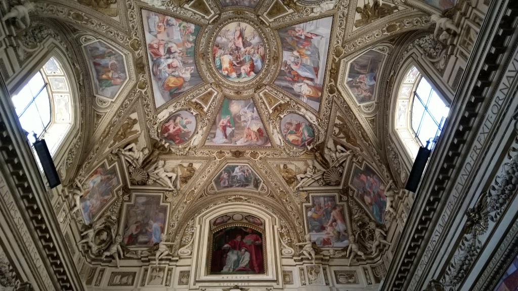 auch die Fresken in den Seitenkapellen sind sehr schön. Die Basilica gehört mit zu den beeindruckendsten Bauwerken Roms