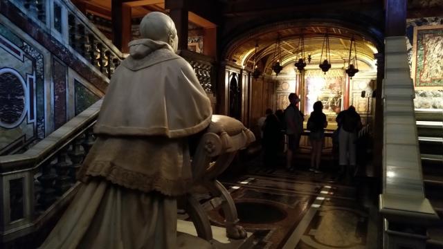 im Confessio bestaunen wir die sitzende Marmorstatue des Papst Pius dem IX
