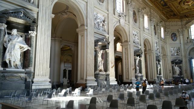 im Hauptschiff bestaunen wir Borrominis kolossale Marmorstatuen der elf Apostel
