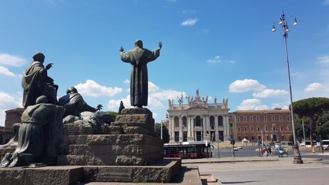 1209 lief Franziskus von Assisi hier zur Basilika zu Papst Innozenz III. um für den Orden die Erlaubnis zu erhalten