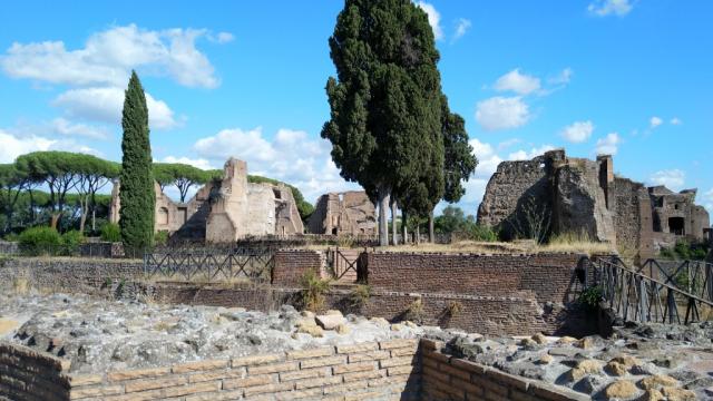 Tiberius, Caligula, Domitian liessen sich hier extravagante Paläste errichten