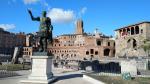 die Trajansmärkte eines der Weltwunder der Antike 200 n.Chr. mit der Statue von Trajan