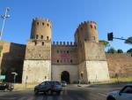 das grösste Stadttor war und ist heute noch die Porta San Sebastiano. Direkt nach dem Tor beginnt die...