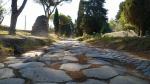 ab jetzt laufen wir auf einem Abschnitt der Via Appia Antica mit den originalen Basaltblöcken