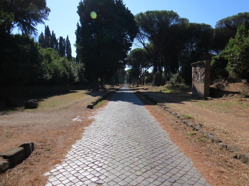 auf der der von Zypressen und Pinien gesäumte Via Appia Antica, laufen wir Richtung Castel Gandolfo