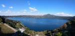 Panoramafoto mit Blick auf den Lago Albano. Der See liegt auf dem Kratergrund, 130 m unterhalb der Stadt