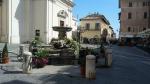 der schöne Dorfbrunnen vor der Kirche San Tommaso