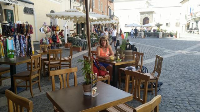 in einem der Bars auf der Piazza geniessen wir einen Aperitivo