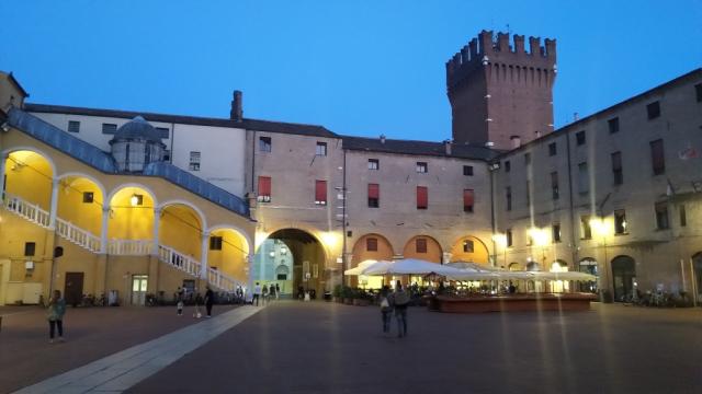 die Piazza Savonarola beim Castello Estense. Der historischen Stadtkerns von Ferrara ist UNESCO Weltkulturerbe