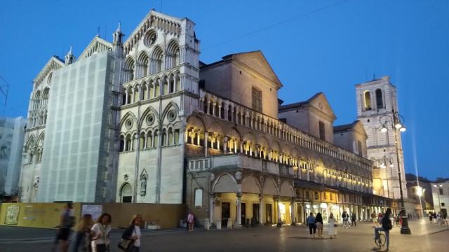 ...und stehen direkt vor der schönen romanisch-gotische Kathedrale San Giorgio 11.Jhr.