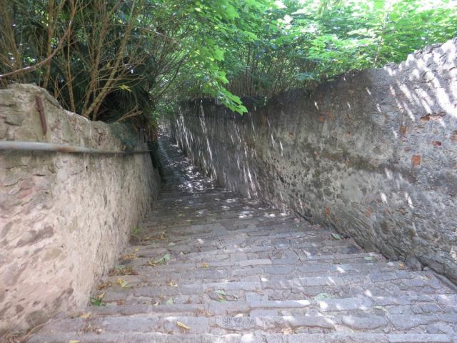 über eine steile Treppe (Abkürzung), verlassen wir den Santuario delle Sette Chiese e Villa Duodo...
