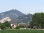 wir blicken zurück. Gut ersichtlich der Hügel La Rocca (7-Kirchen Wallfahrtsort) dahinter der Monte Ricco