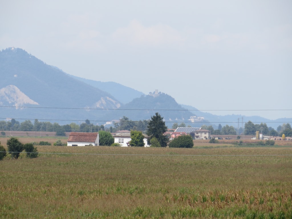 ...Monselice mit dem Hügel La Rocca (7-Kirchen Wallfahrtsort) links davon der Monte Ricco