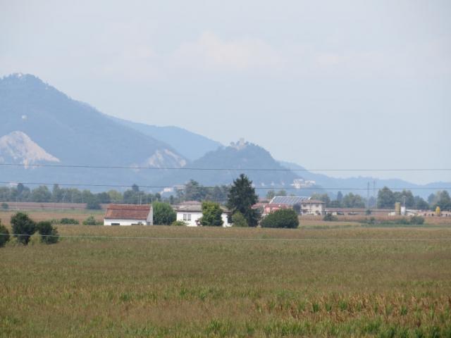 ...Monselice mit dem Hügel La Rocca (7-Kirchen Wallfahrtsort) links davon der Monte Ricco