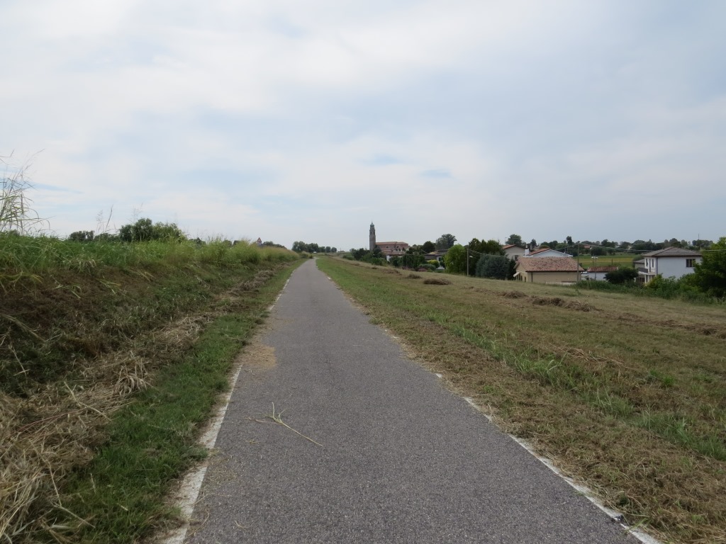 wir haben die Etsch (Adige) erreicht und laufen an diesem Fluss nun entlang