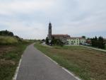 alles am riesigen Kanal der Etsch (Adige), erreichen wir die Kirche Santa Maria della Neve von Boara Pisani