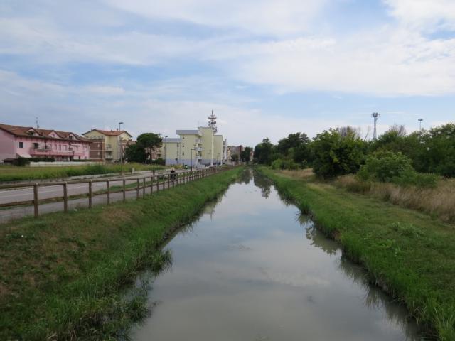 vor uns tauchen die ersten Häuser von Rovigo auf