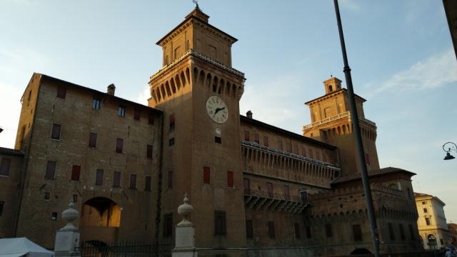 die Piazza Savonarola beim Castello Estense. Der historischen Stadtkerns von Ferrara ist UNESCO Weltkulturerbe