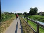 ...laufen wir über eine sehr schöne Promenade dem Fluss entlang Stadtauswärts