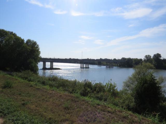 wir erreichen die grosse Brücke, die uns über den Po führen wird