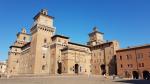 im Zentrum der von Befestigungsmauern umgebenen Altstadt erreichen wir das Castello Estense