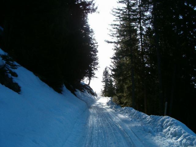 alles der Strasse rauf richtung Pirigen