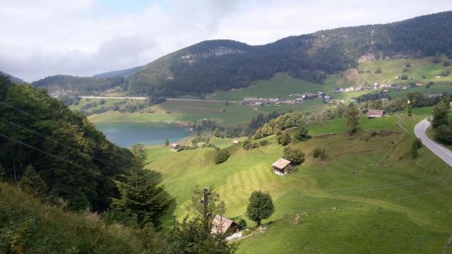 kurz nach Beroldingen taucht vor uns das Seeli von Seelisberg auf