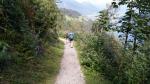 der Wanderweg führt uns nun meistens in zahlreichen Kurven durch den Wald, wo wir laufen an Höhe verlieren