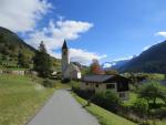 ...und laufen zur kleinen Kirche aus dem 16.Jhr.