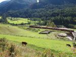 unter uns fährt die Rhätische Bahn Richtung Guarda