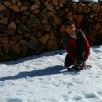 Franco beim anschnallen der Schneeschuhen
