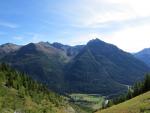 wir blicken auf Piz d'Arpiglias und Piz Macun. Durch dieses Tal sind wir von der Macun Seenplatte abgestiegen