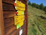 Wegweiser bei der Chamanna dal Bescher 2158 m.ü.M.