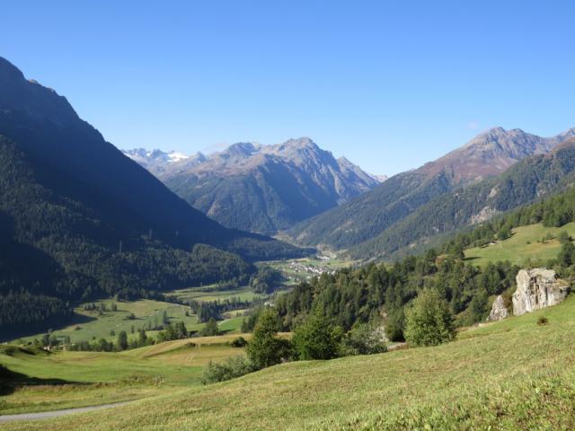 am Horizont erkennen wir Piz Arpschella, Piz dal Ras und Piz Murterchömbel