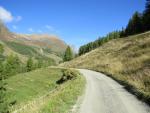 über eine Talstrasse wandern wir hoch zum Taleingang