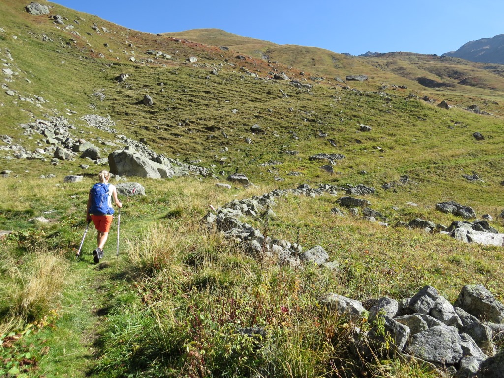 von den Alphütten der Alp Suot steigt der Weg nun stark an