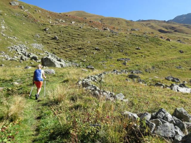 von den Alphütten der Alp Suot steigt der Weg nun stark an