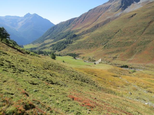 Tiefblick ins Val Tuoi. Gut ersichtlich der Wanderweg auf der anderen Talseite, den wir kurz davor durchwandert haben