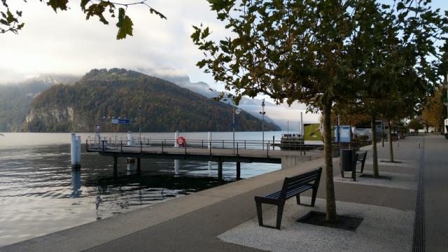 über die Seepromenade von Brunnen...