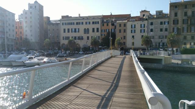 über eine Hebebrücke überqueren wir den Hafen