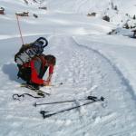 Franco beim Anbinden der Snowblades